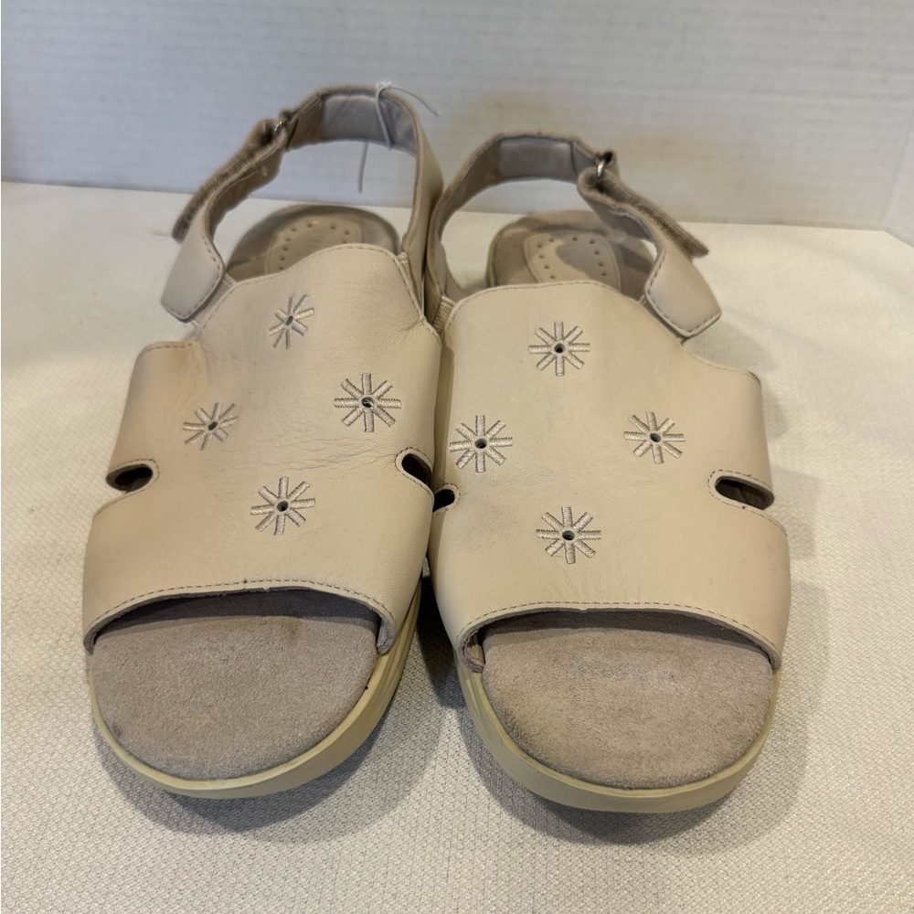 Propet Womens Breezy Walk Leather Sandals 9.5 Bone Color Flower/Snowflake Design